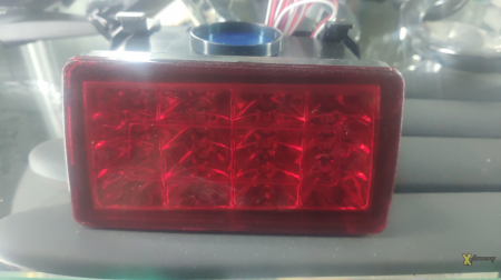 Фара противотуманная LED (стоп F1) в центре бампера.RED LENS