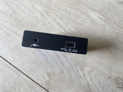 Разъём AUX/USB