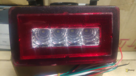 Фара противотуманная LED (стоп F1) в центре бампера.RED LENS WHITE