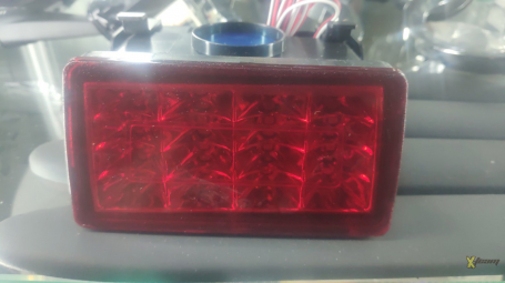 Фара противотуманная LED (стоп F1) в центре бампера.RED LENS
