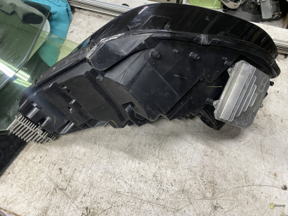 Фара правая LED Model Y